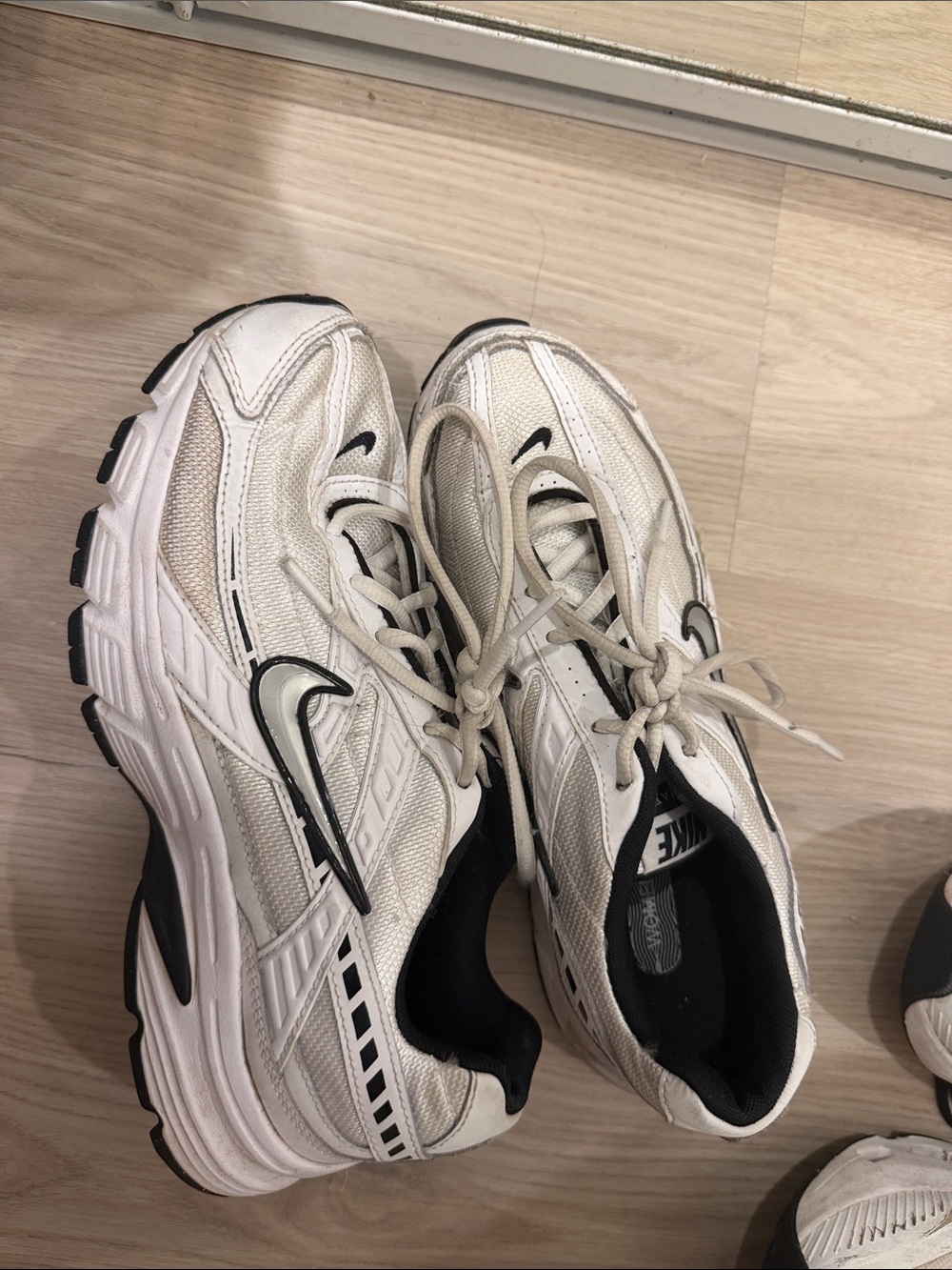 Nike Women’s  White and Black Athletic Running Shoes 9.5